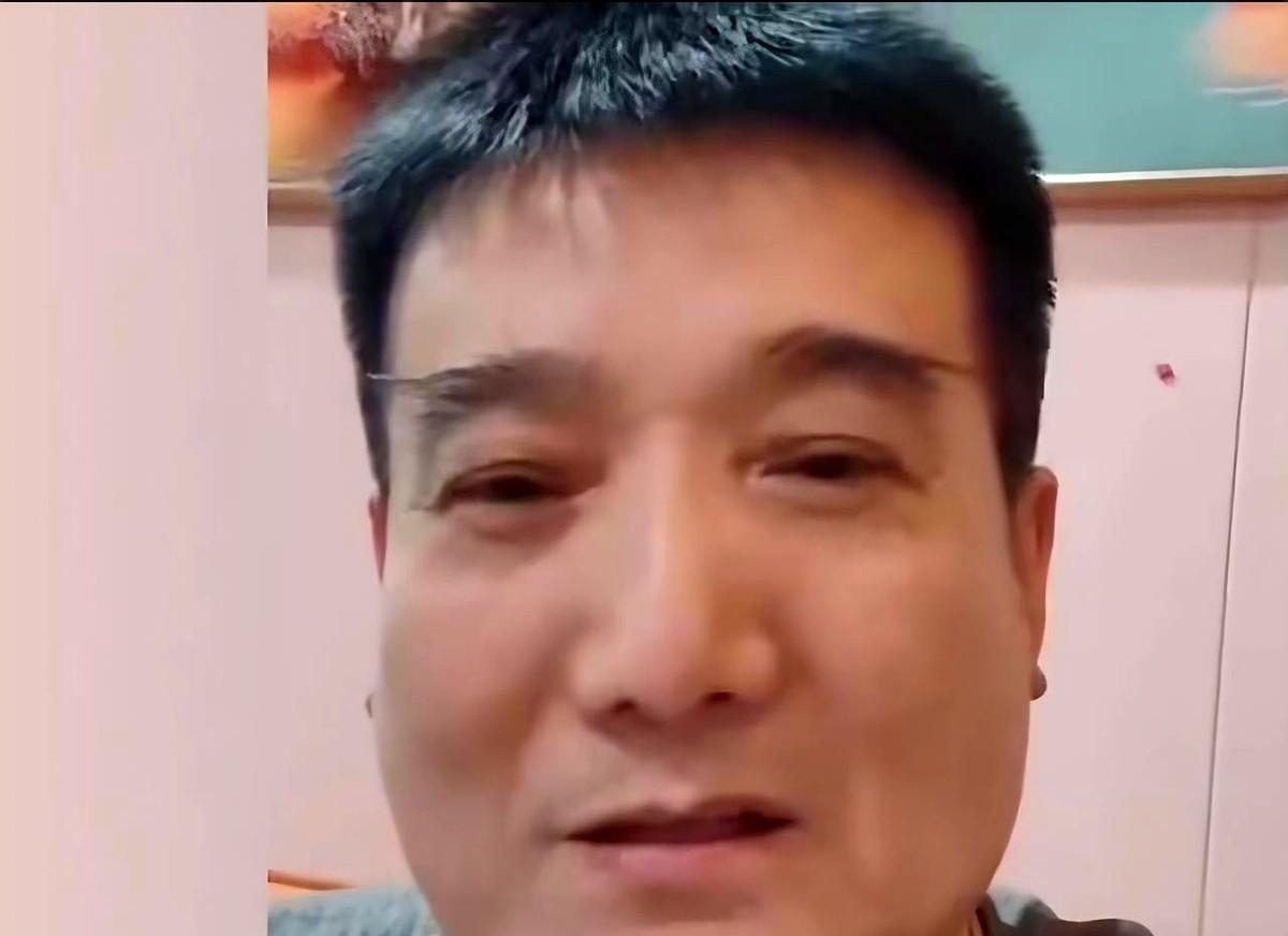 赵本山给宋小宝题字“山中有宝”，是佳话。可轮到何庆魁的儿子何树成，圈里人开玩