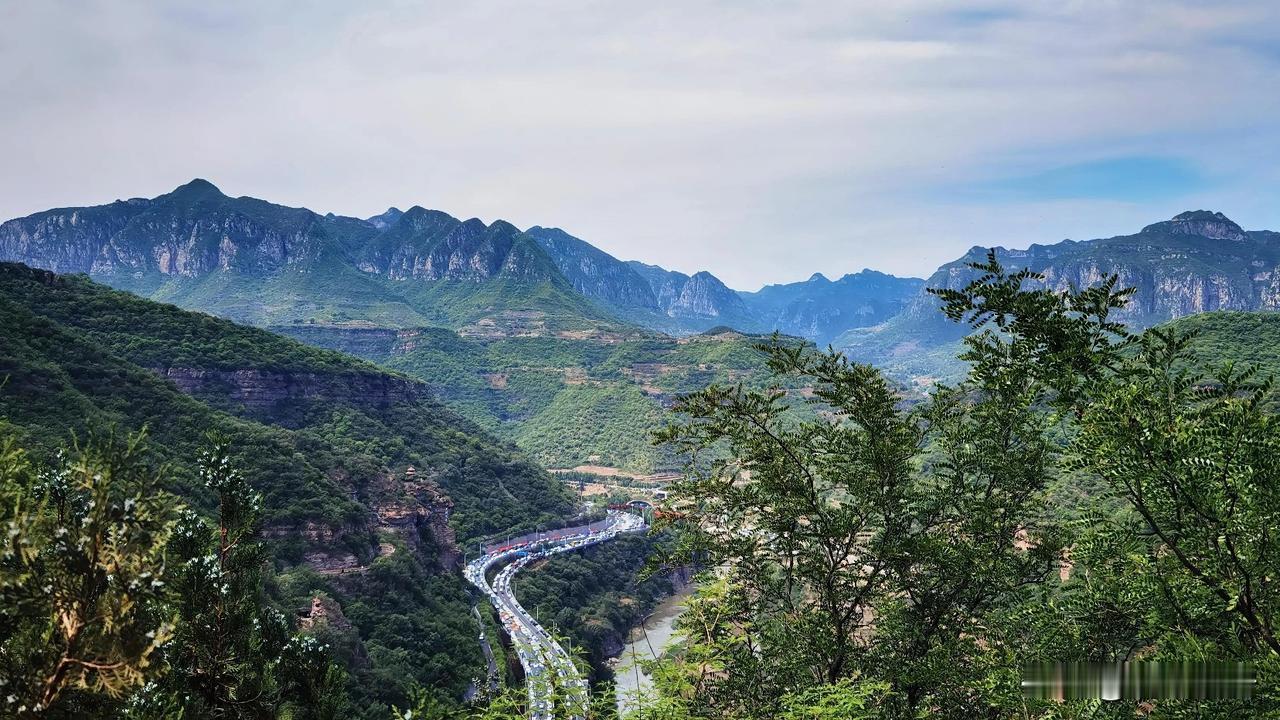 与朋友去爬山，前半段还说说笑笑，后半段台阶越走越陡，腿像灌了铅，好几次想打退堂鼓