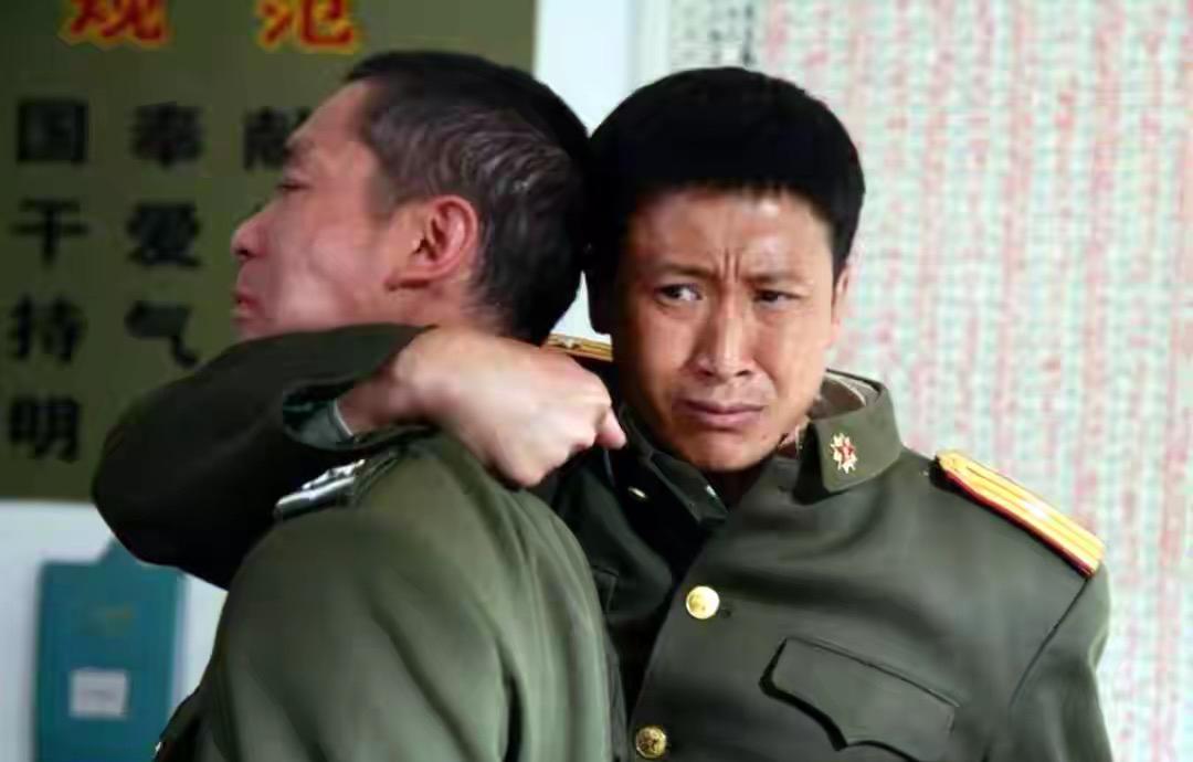 士兵突击中许三多是不是比伍六一更强？许三多比伍六一要强的多的多。伍六一在
