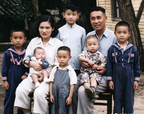 1957年冬，北京一场告别仪式上，抬棺的竟是彭德怀元帅和陈赓大将。棺材里躺着的，