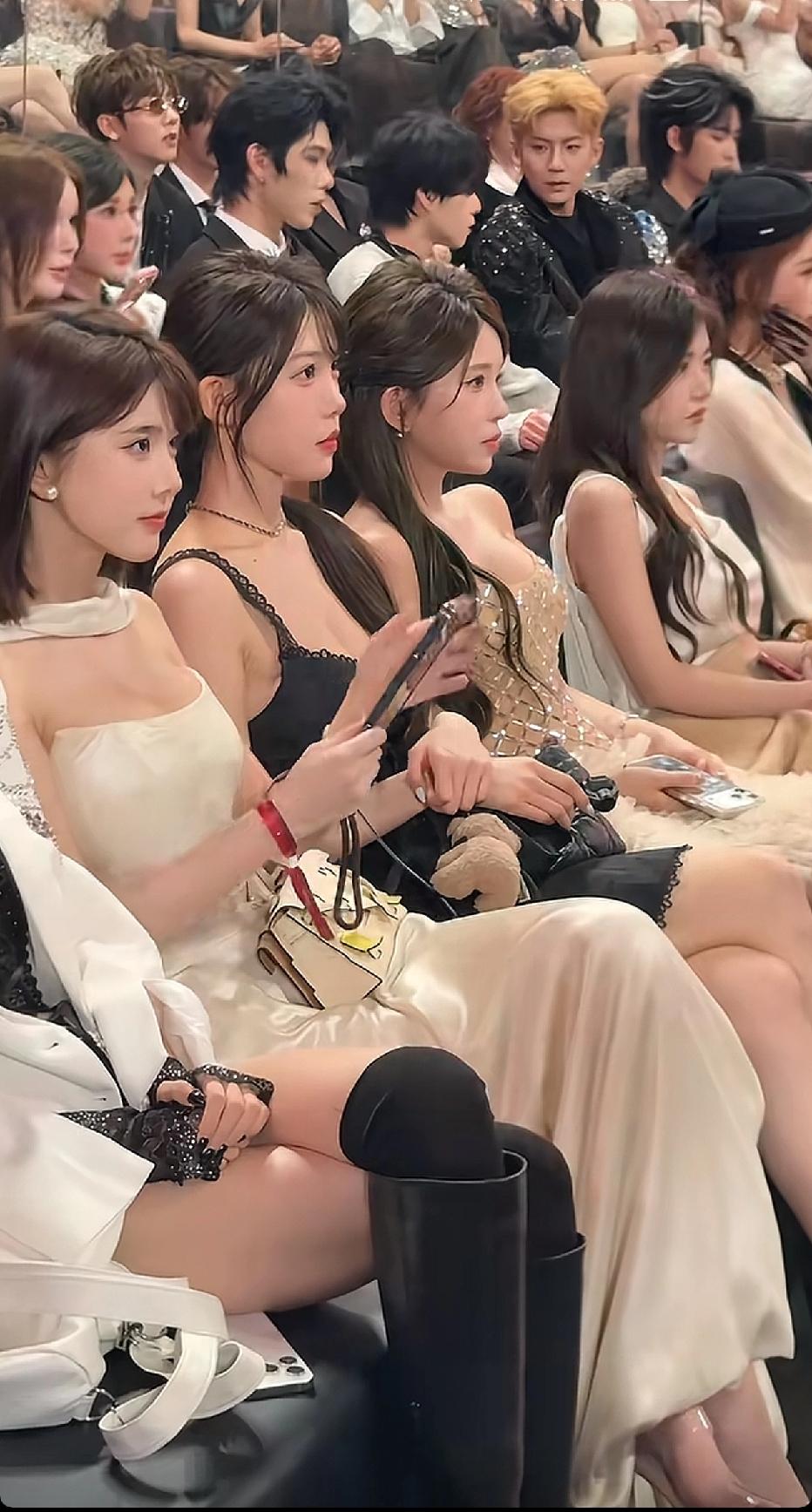 怎么全部长得一模一样的[捂脸哭][捂脸哭][捂脸哭]我眼花了么？