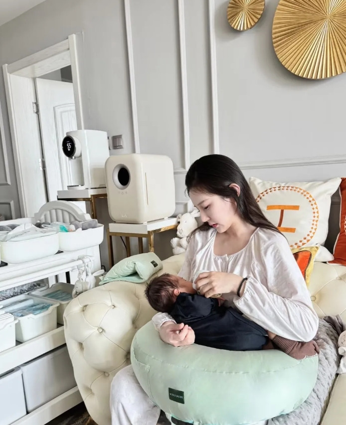 小姨子又在打电话给老婆借钱，不知道又要借钱做啥子，真是烦死了，自从小姨子结婚后，