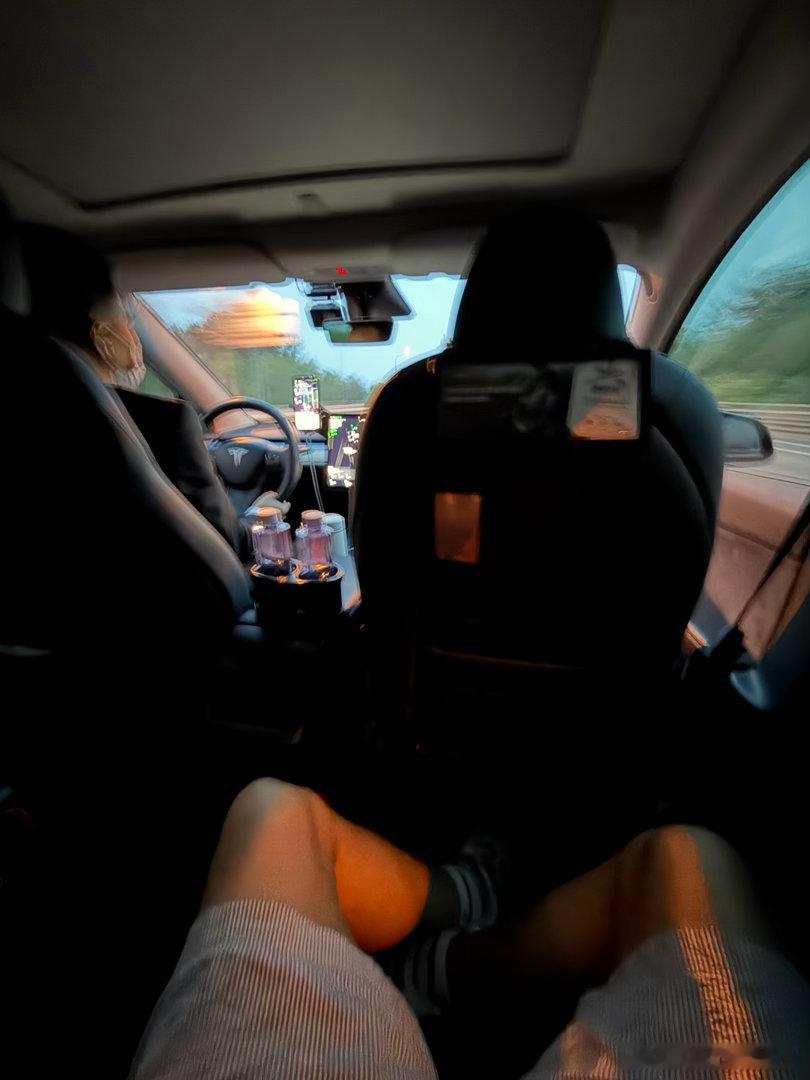 专车打了个老ModelY。你说这个后排，真的没有对手了吧，在不舒适性方面，除了