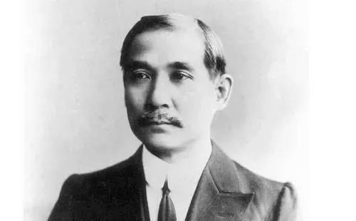 1922年陈炯明炮轰总统府，孙中山在永丰舰上整整避难42天。就是在这段九死一生的