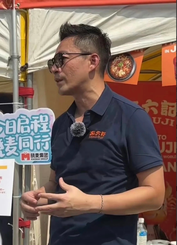 这种橘皮是天生如此还是性格暴躁导致？汪小菲的形象还是不错的，不然大S也看不上
