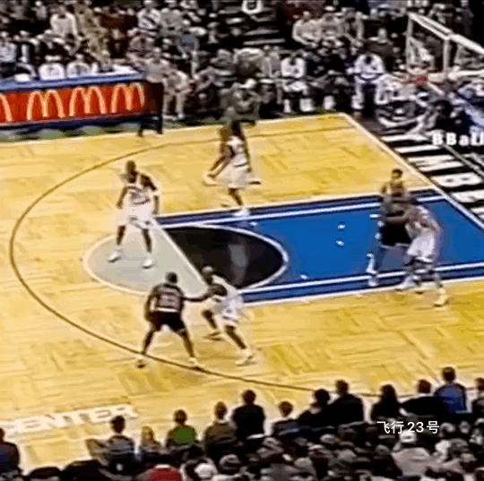 罗德曼超级后仰投篮！乔丹打不了的球，罗德曼来投一个。没毛病，乔丹也有打不了的