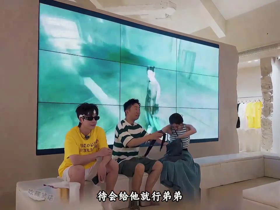 当古力娜扎不小心把头巾装包里时