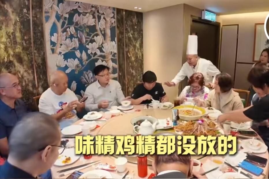 难怪香港食神戴龙做的菜那么贵还那么多人捧场，原来他做的炒饭是不放任何化学东西的，