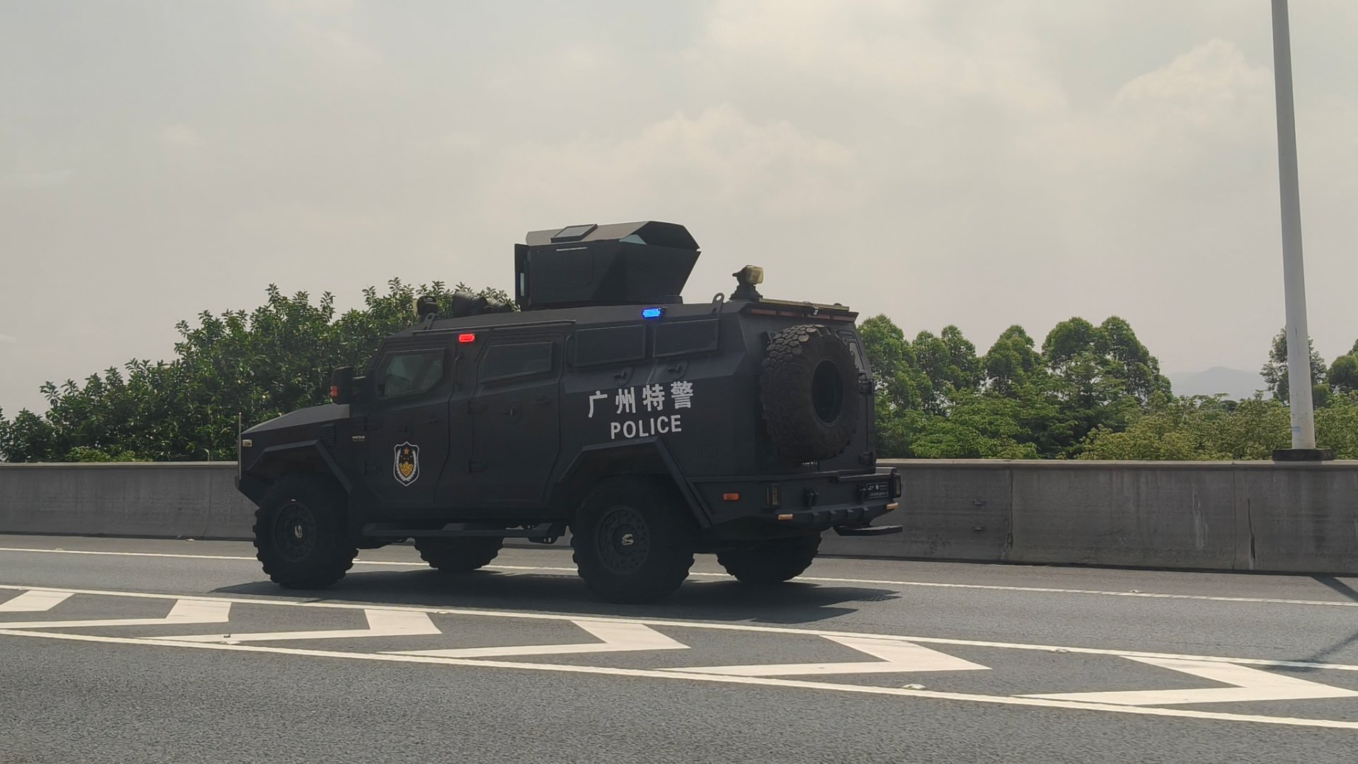 没想到老广的这个车在高速上也能飙得风生水起，嗖嗖嗖………