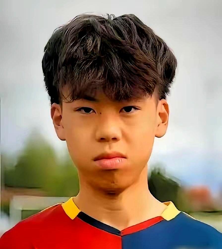 意大利U15教练亲自上门，以为铁板钉钉，结果被一个15岁小孩当面拒绝。这小孩