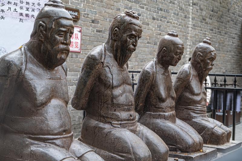 要说岳飞与秦桧谁更忠于宋朝，那答案显而易见是岳飞。岳飞出身农家，从尸山血海里爬出