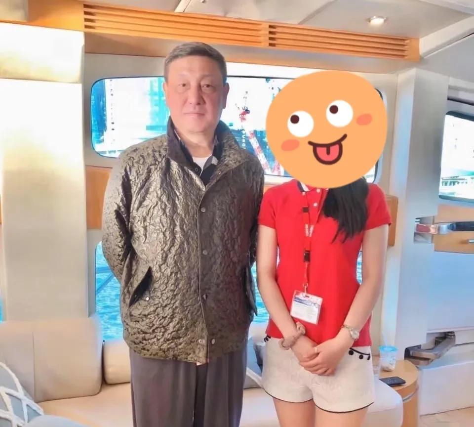 果然男人更懂男人我问我老公：韩磊老婆比他小16岁年轻漂亮，他为什么还会管不住自