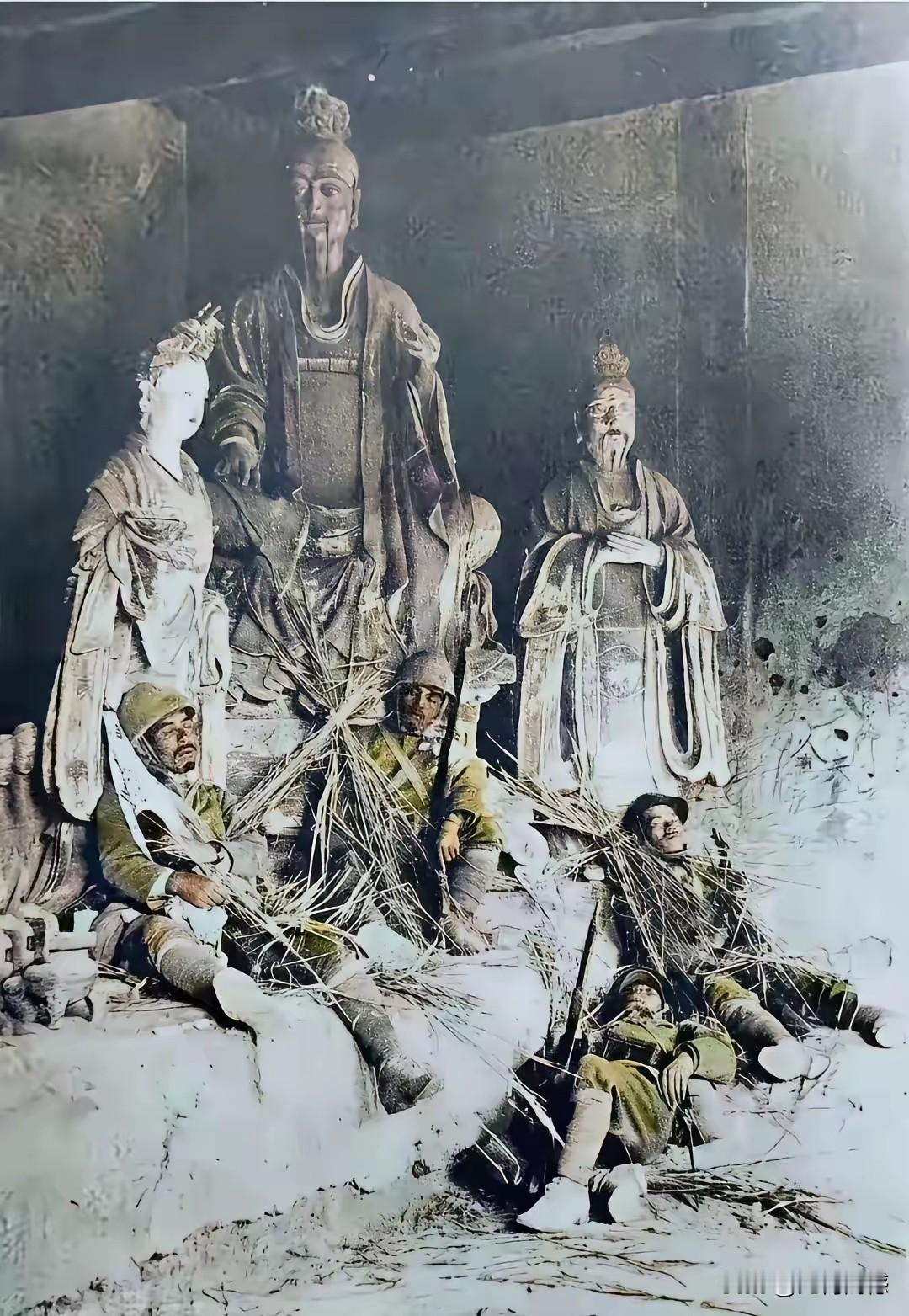 这几个日本鬼子，在这里摆出了这样的造型，难道它们是在这里玩行为艺术吗？这些杀人不