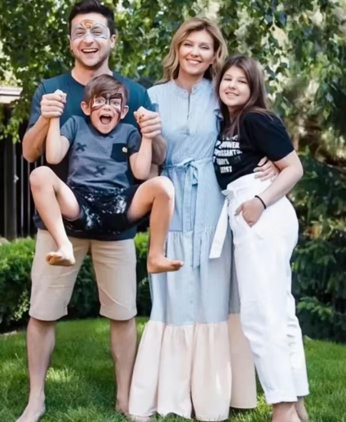 不割地应该是乌克兰的底线，个人认为，不管是泽连斯基，还是谁，都不可能去签署一个割