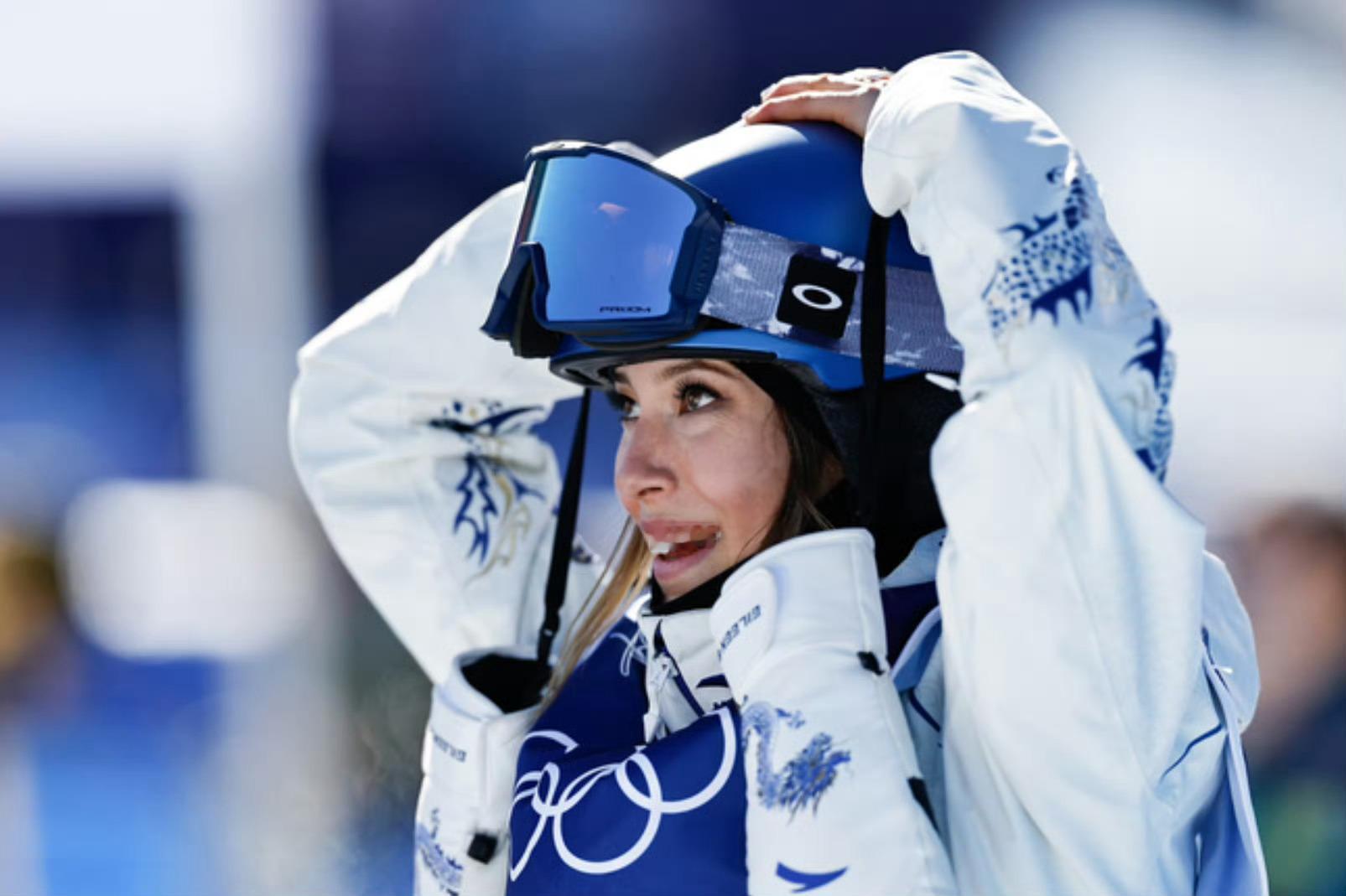 冰雪之上，她以优雅征服高峰；赛场之外，她用笑容温暖世界。谷爱凌，每一次腾空都是对