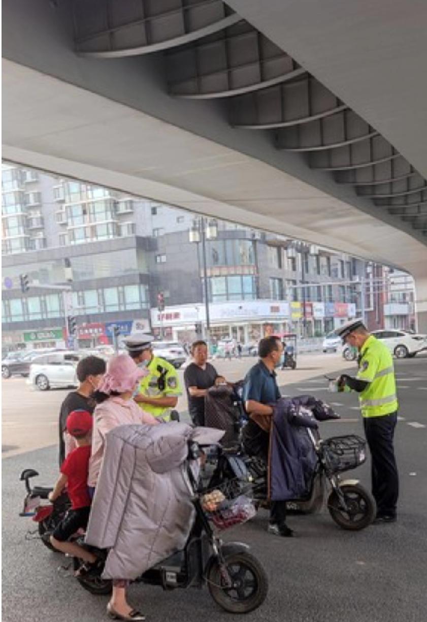 首先，直接回答：电动车违法行为真不少，轻则30块罚款，重则扣车吊销驾照。先说