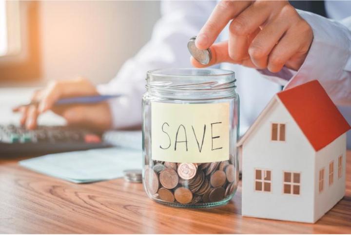 一位经济学教授说，如果你现在一个月还可以挣到大几千块钱，那你一定要去存钱。只花吃