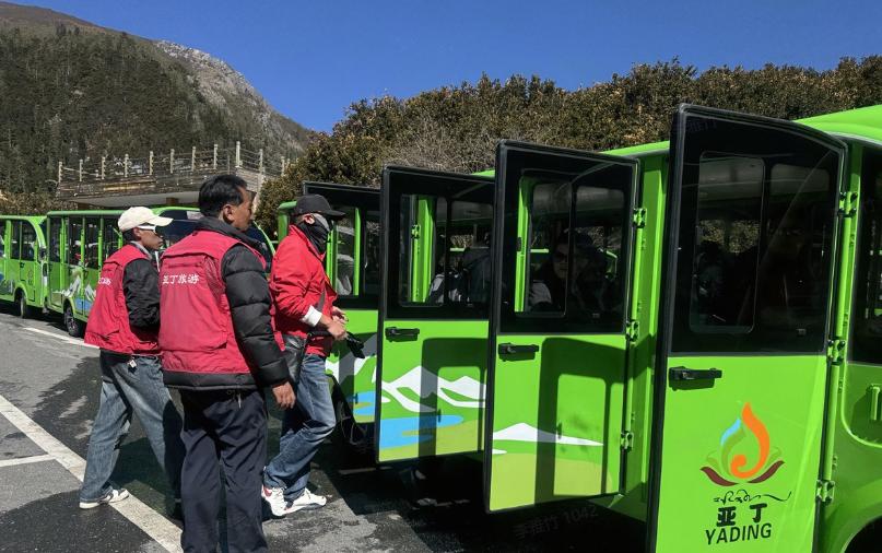 顶风作案！刚被文旅部点名批评四川稻城亚丁景区把省道变私路不知悔改！拦路收费！