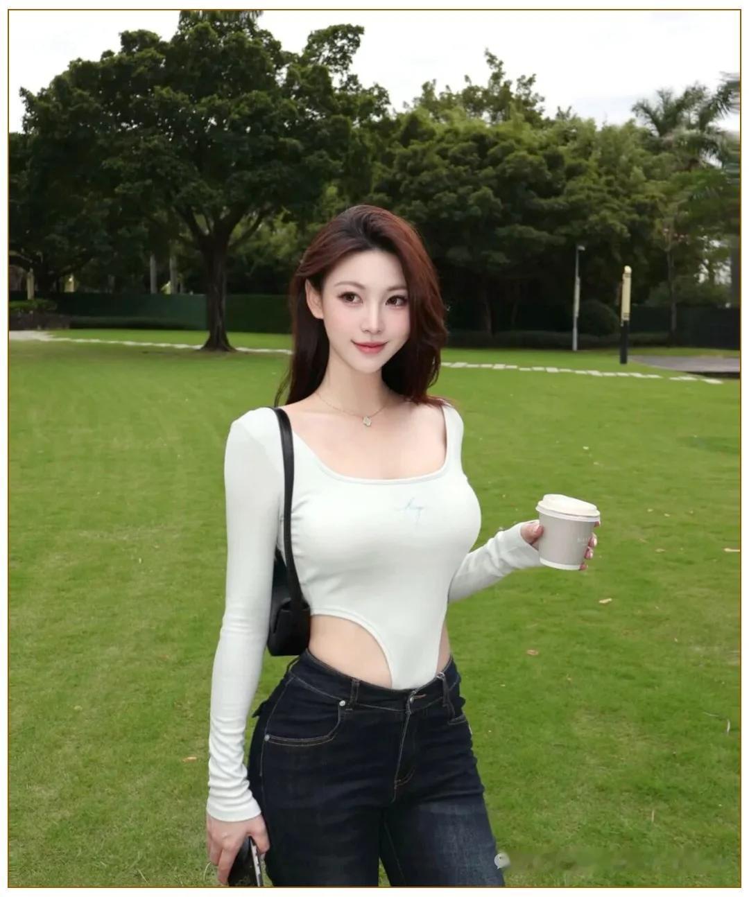 晒图笔记大赛绿树掩映，美人倚站，元气满满的一天，从一杯奶茶🧋开始。