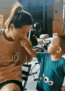 男孩正在吃棒棒糖，12月16日报道，小姨说也想吃一口，男孩大方的把棒棒糖递到小姨