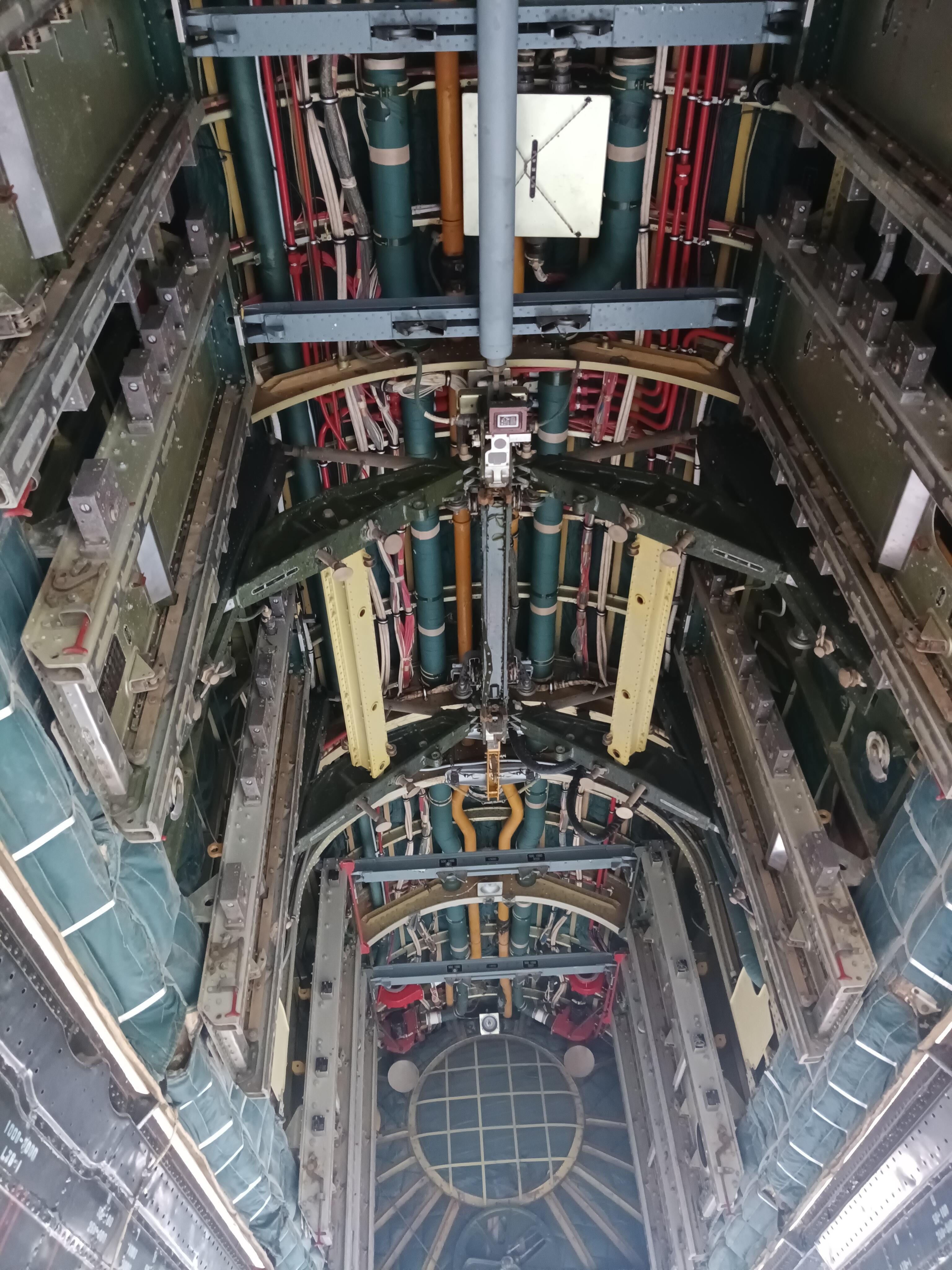 轰6投弹仓内部结构