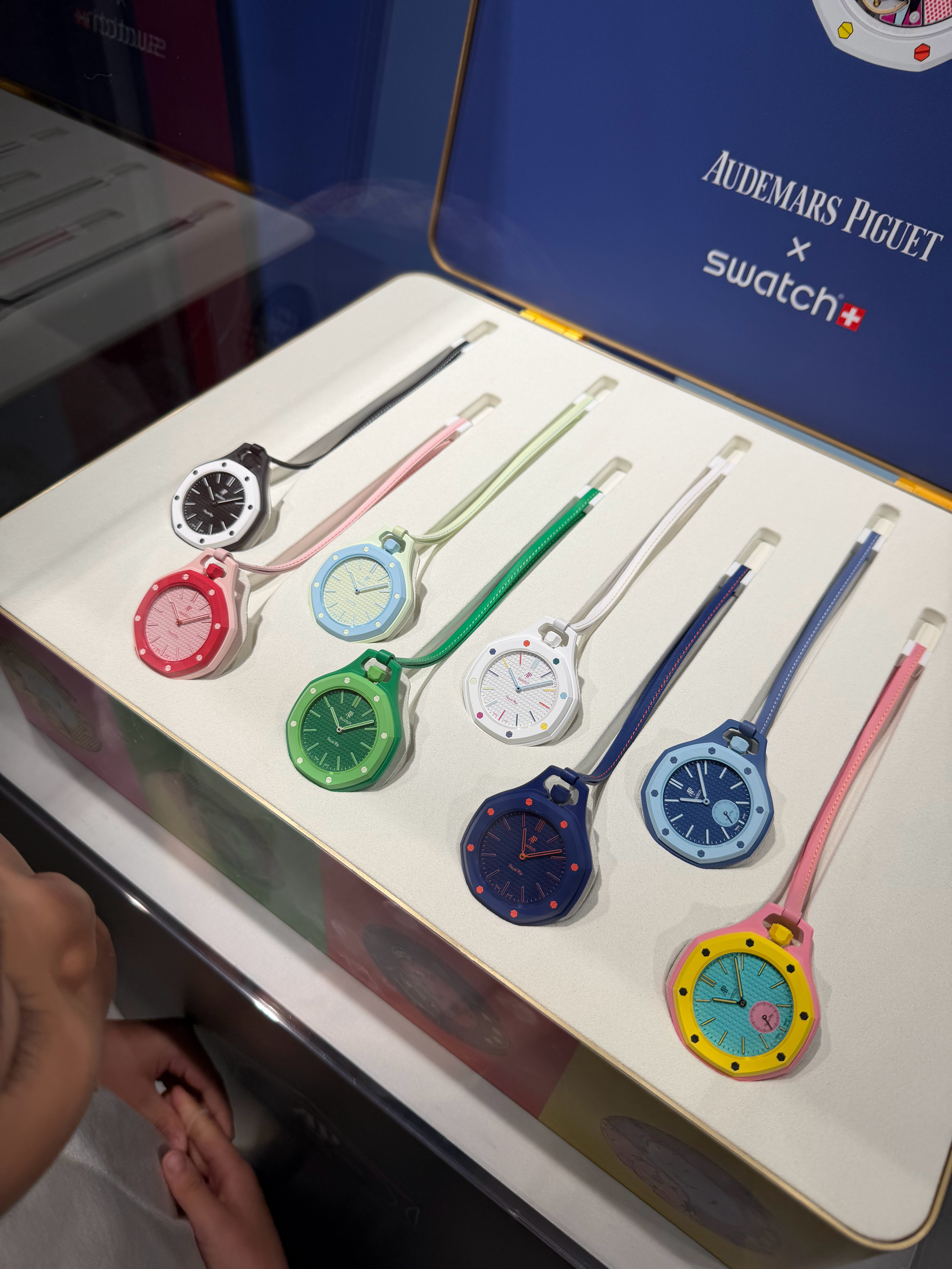 等等，这个Swatch和AP的联名，昨天刚发布就被我遇上了？？