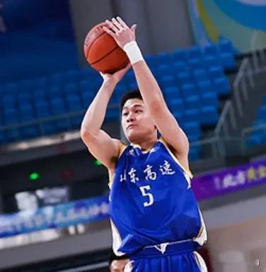 降维打击，山东男篮小将王证在U21锦标赛中27投18中，其中三分球9投8中，狂轰