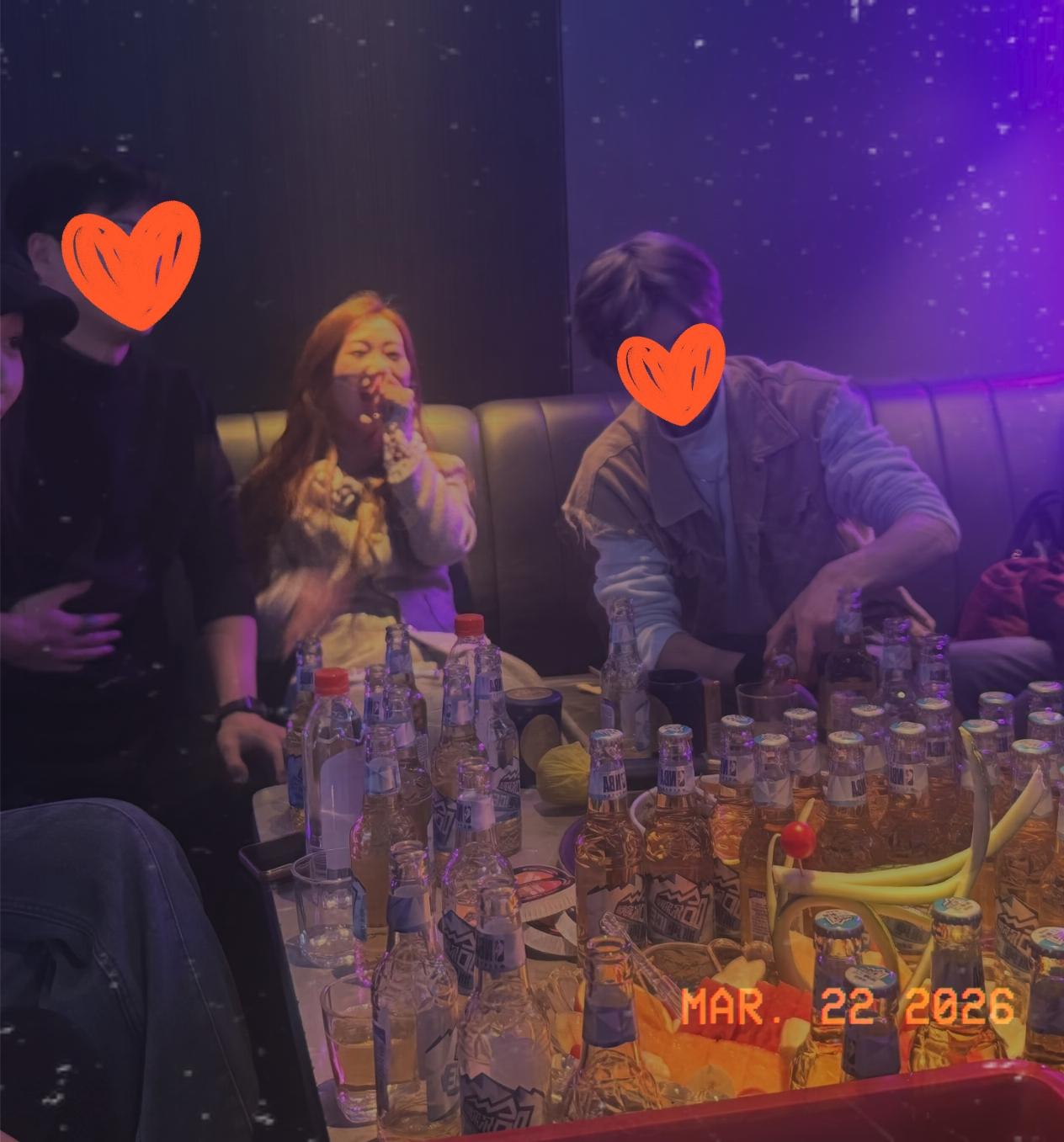 想白嫖没那么容易！成都一名女子在KTV消费，瞒着老公点了两名男模陪酒。在有偿陪