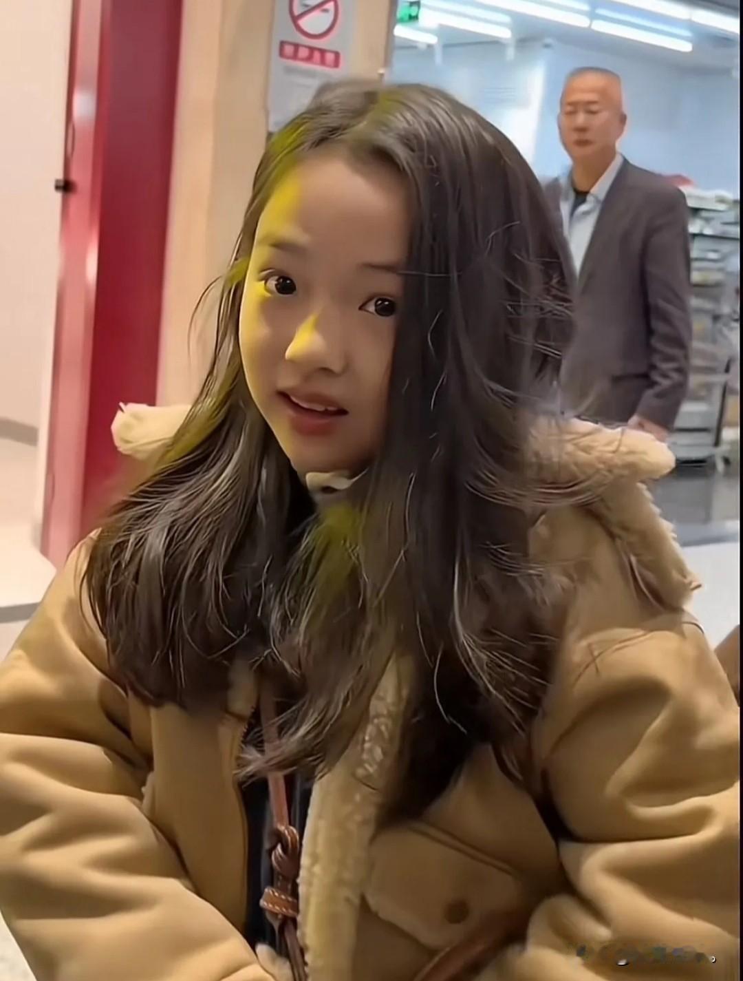 打死没想到，网友爆料那个9岁孩子打扮得像19岁成人，妈妈疑似把她当“摇钱树”。看