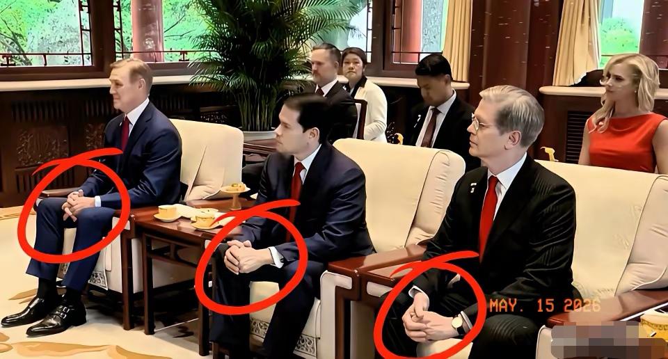 西方人终于学会坐姿礼仪了原来他们也是懂的，礼貌的会客是不可以翘二郎腿的？我以