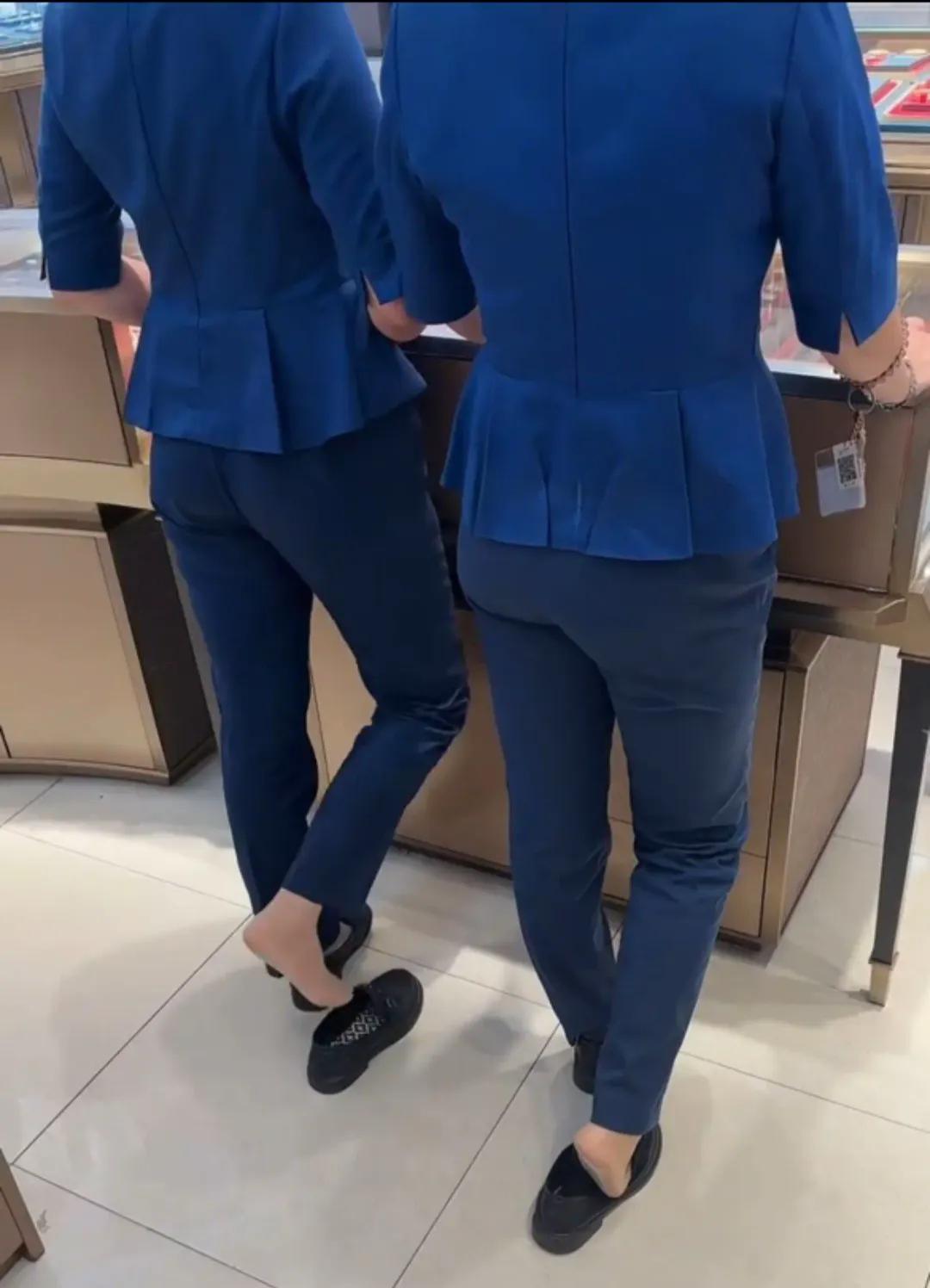 这是柜姐的统一姿势吗？😯