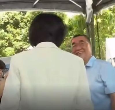 刚刚，李四川主动握手苏巧慧！国民党李四川6月18日出席莺歌区西莺里端午活动，被绿