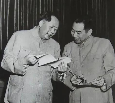 一次，周总理等陪同毛主席到达重庆后，中外记者把毛主席团团围住，水泄不通，周总理看