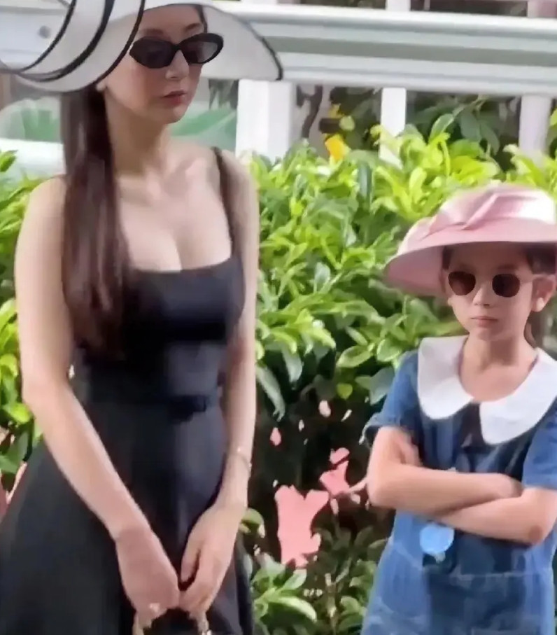 方媛的大女儿已经有点小叛逆了，在公众场合也敢挑衅妈妈的权威？小美女一看就是个有个