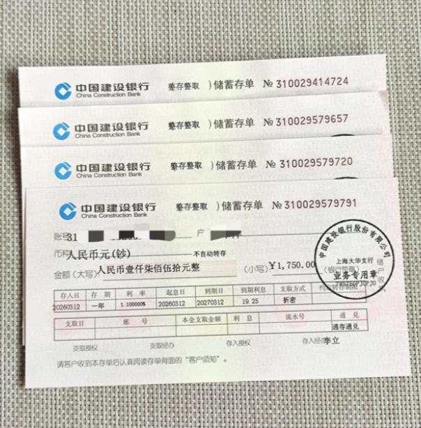 我表哥在银行干了十年，上个月喝酒他跟我说了句大实话：别听网上动不动“存款百万刚起