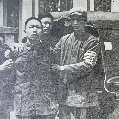 1949年11月29日深夜，重庆白市驿机场一片混乱。保密局头目毛人凤核对撤离人员