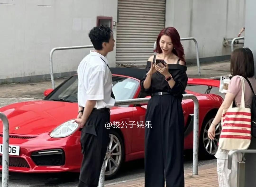 有网友在香港偶遇蔡少芬与黄宗泽正在拍戏，不禁感叹蔡少芬的状态实在太好。她个子高挑