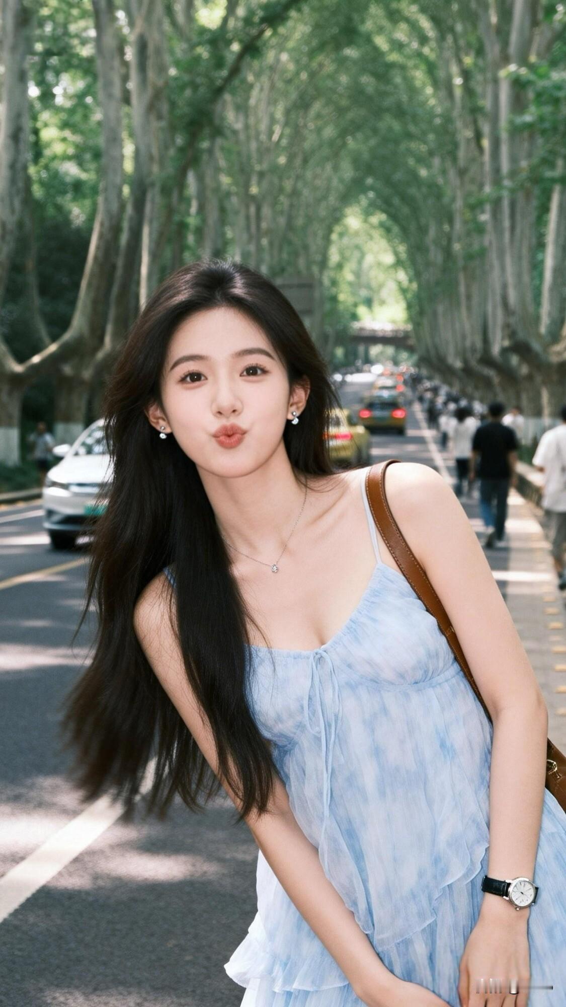 绿树阴中见，娇颜笑语间。