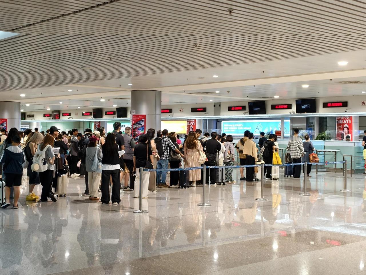 越南大概是不在乎旅游经济的凌晨1点到胡志明机场，带着提前打好的纸质签证，排队出