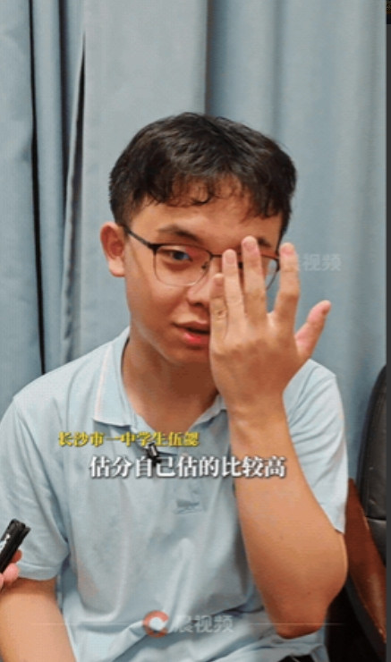 “高考第一个被屏蔽的人出现了！”湖南，男生在母亲的陪伴下查询高考成绩。岂料！查了