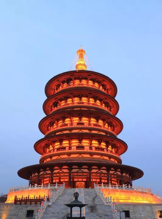 洛阳是个很有魅力的城市。它的地理位置得天独厚，四周环山，还有伊洛瀍涧四河穿过。洛