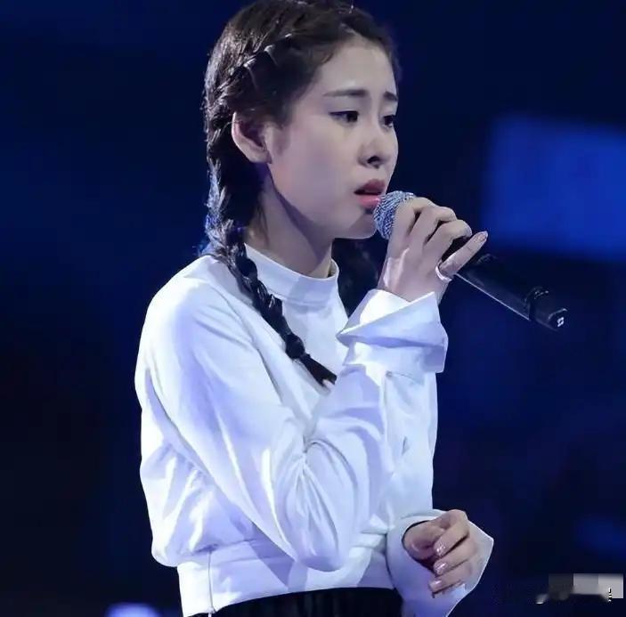 张碧晨，万万没想到！张碧晨在广州演唱会的门票打三折都卖不动，谁能想到，当年靠