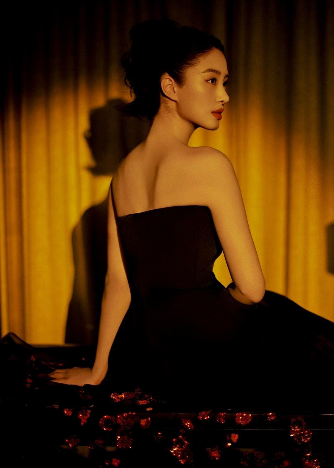 杨采钰黑裙造型太绝了，复古氛围感直接拉满✨一袭黑色抹胸礼裙勾勒出曼妙曲线，高