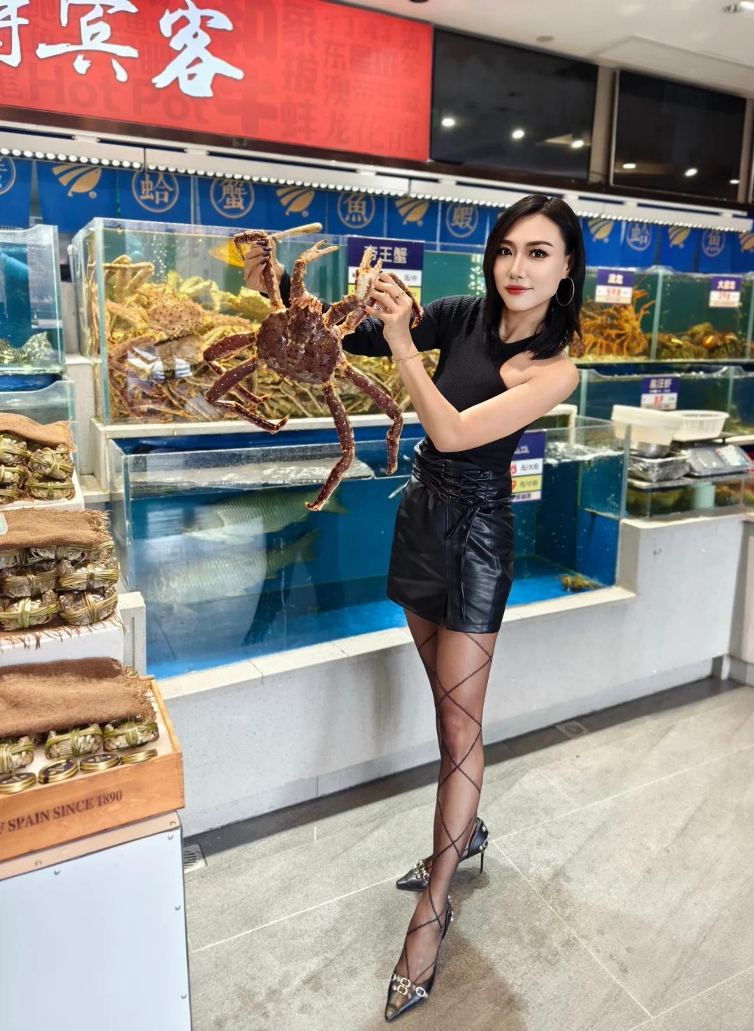 海鲜市场探秘：与王蟹的亲密接触🦀🐟