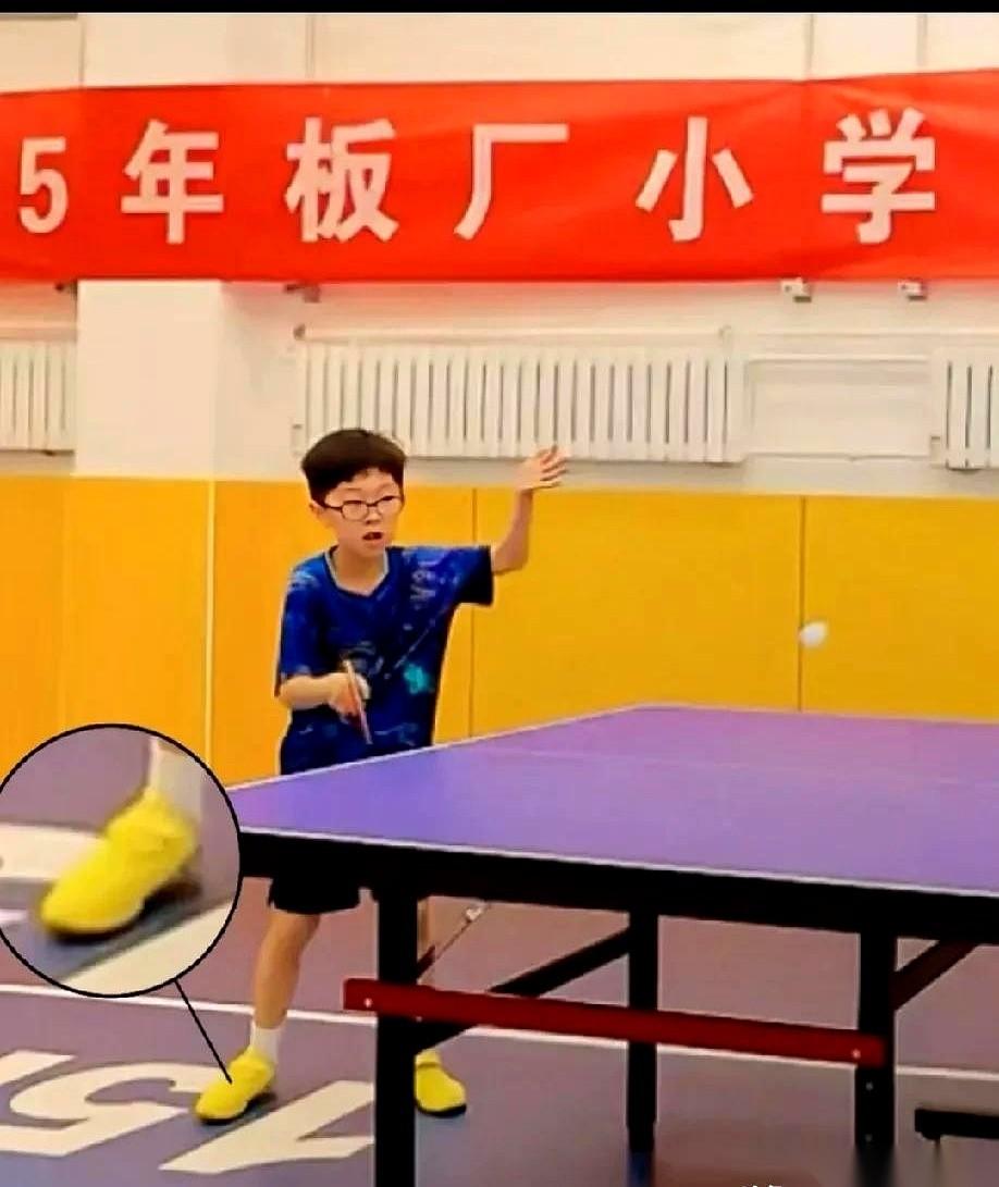 我跟你讲，世界上最扎心的事儿，可能就是你拿了个世界冠军，回家发现你儿子偶像是你对