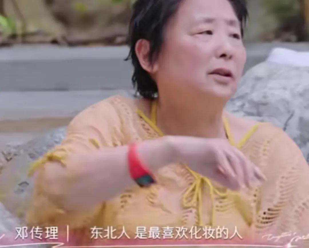 黄圣依的妈妈邓传理说“东北人是最喜欢化妆的人”，这句话一下子惹到了李嘉格，李嘉格