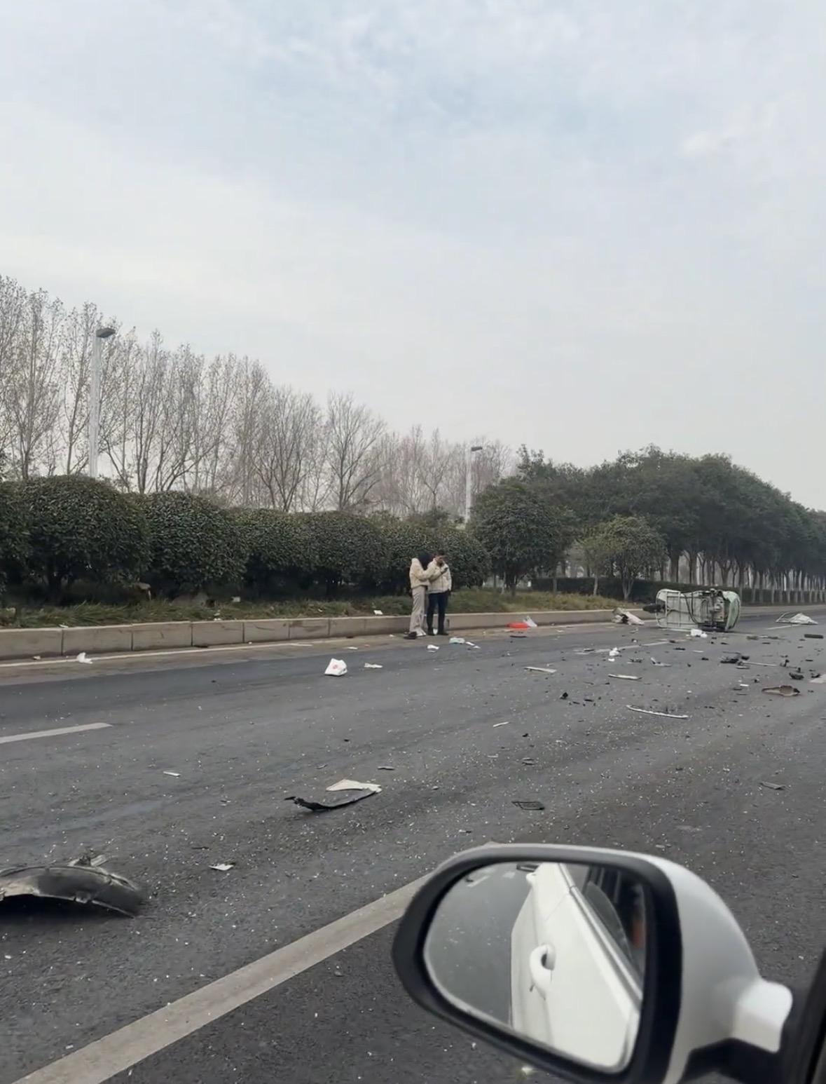 三轮车与黑色红旗H5轿车相撞，碰撞碎片有20米远，三轮车当场侧翻，黑色红旗H5轿