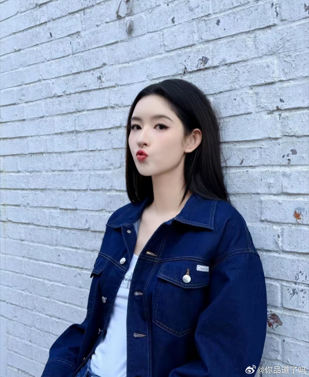 王玉雯私服穿搭真时髦！牛仔外套+字母T+直筒裤，休闲随性又减龄！！！！