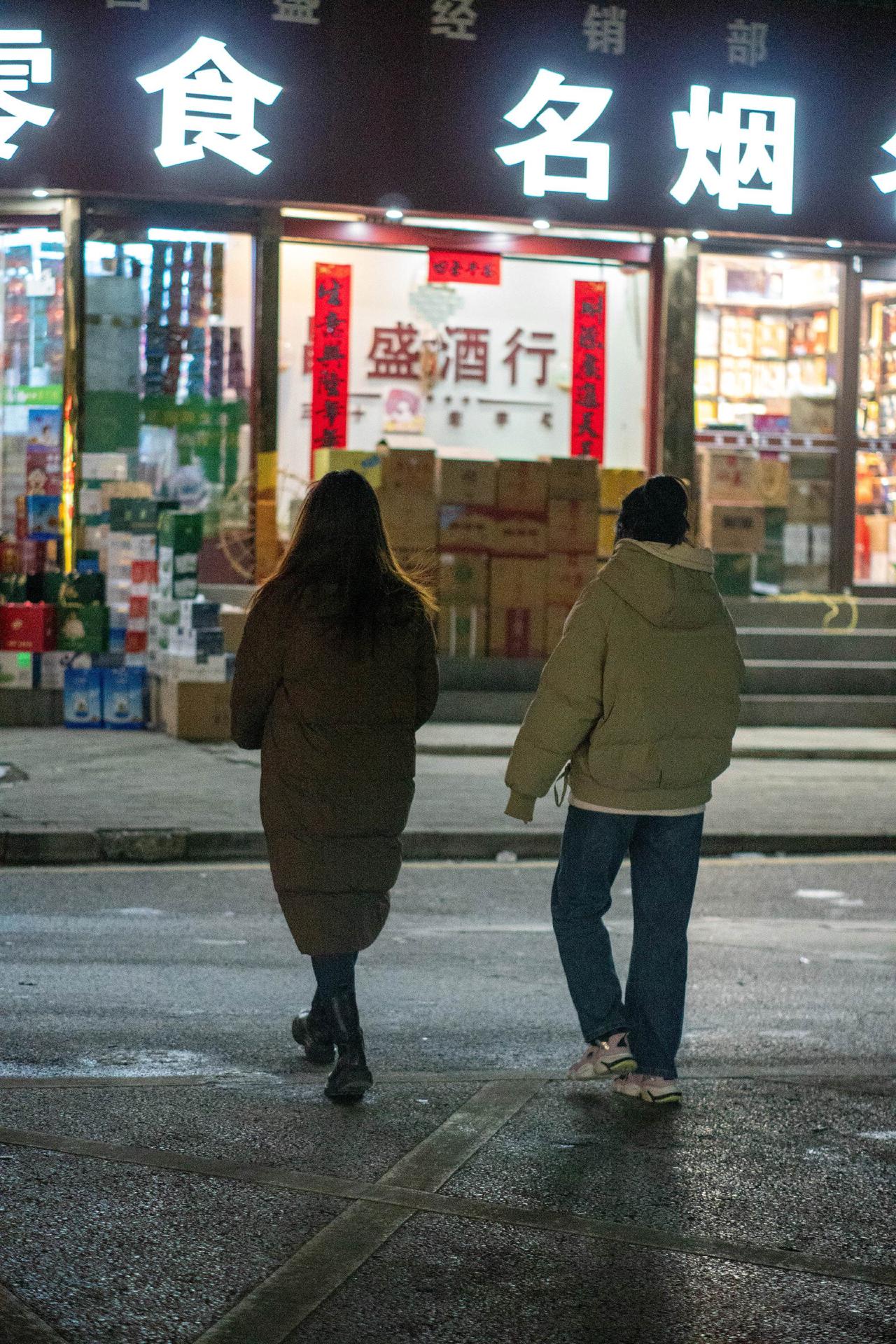 正月初二回娘家是我们这里流传多年的习俗，只是大姑姐已有六年未踏进老家的门槛。今年