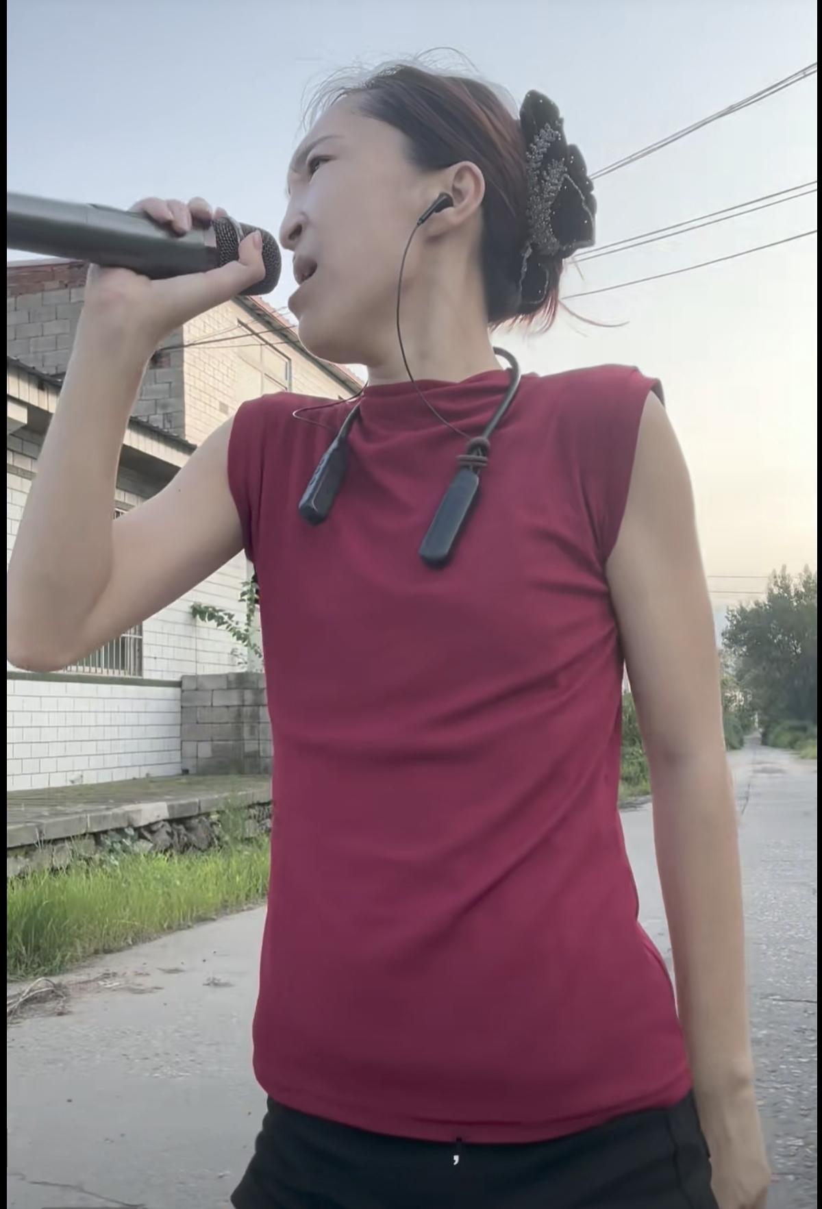 这个网名叫虎妞不虎的网红近日在网上频繁出现，她唇腭裂，因为根治不彻底，家里也无钱